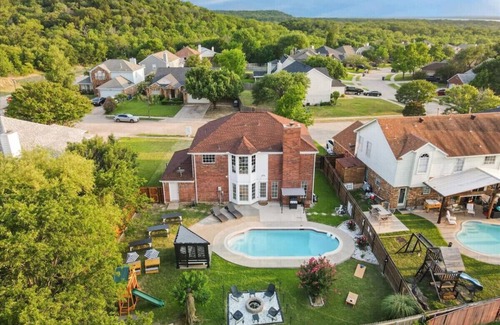 Dallas Villa | Unique 5BR Mountain View W Pool, Fire Pit, 16 Ppl