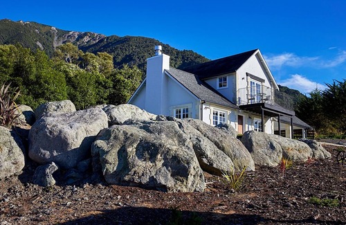 Kaikoura Cottage | Unique and Luxurious retreat, Relax and unwind