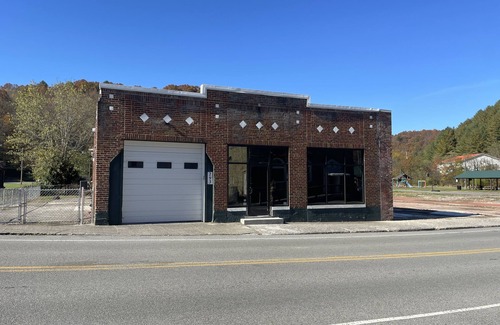 Pocahontas House | Unique building stay! 5 bedrooms, garage for ATVs, large parking area!