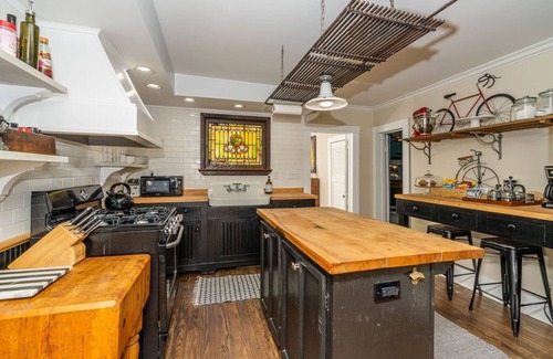 Hermitage House | Unique Charm, Conveniently Located