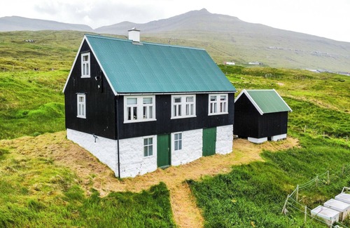 Faroe Islands House | Unique & Charming Faroese Cottage