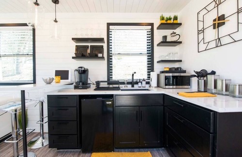 Waco Apartment | Unique Container Home with Rooftop Deck