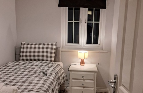 Shafton House | Unique Cudworth inn. Close to M1