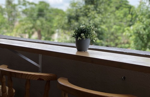 Zamora Apartment | Unique Design w/Balcony String Light Vibe! NETFLIX, DISNEY+, HBO MAX & more!