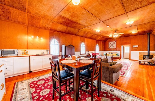 Orick House | Unique farm cabin with WiFi, private washer/dryer, & kitchenette