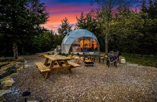 Ashland Cabin | Unique, Fun, and Modern Queen Dome - 2 Queen Beds. Loft Accessed by Ladder.