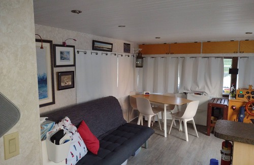 North Grenville Boat Rental | Unique houseboat rental with private dock and land on the historic Rideau River.