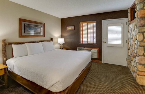 Peoria Hotel | Unique Lodgings with Panoramic Views in Scenic Illinois | 3 Units