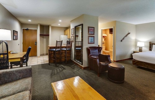 Peoria Hotel | Unique Lodgings with Panoramic Views in Scenic Illinois | 3 Units