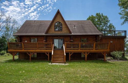 Brighton House | Unique Log House by the Lake, Retreat with Spa Amenities near Presque'ile Provincial Park