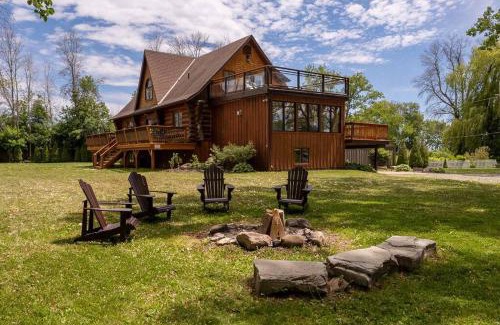 Brighton House | Unique Log House by the Lake, Retreat with Spa Amenities near Presque'ile Provincial Park
