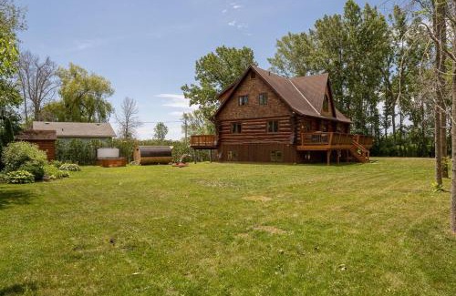 Brighton House | Unique Log House by the Lake, Retreat with Spa Amenities near Presque'ile Provincial Park