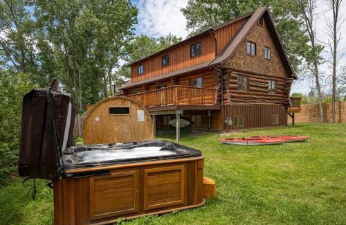 Brighton House | Unique Log House by the Lake, Retreat with Spa Amenities near Presque'ile Provincial Park