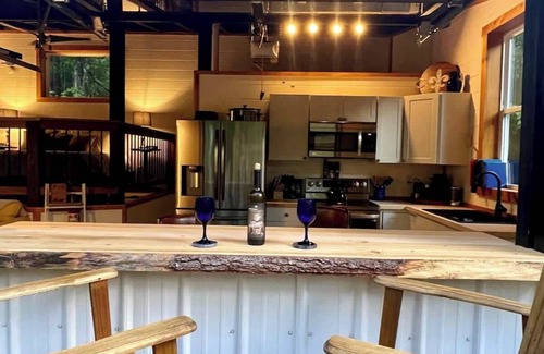 Primrose Cabin | Unique Luxury Cabin w/King Bed/Hot Tub in RRG!