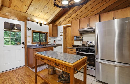 Blue Ridge Cabin | Unique Mountain Cabin, Perfect Location in Blue Ridge! Dog Friendly, Large Deck!
