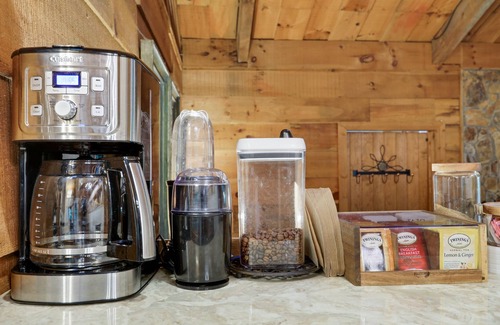 Blue Ridge Cabin | Unique Mountain Cabin, Perfect Location in Blue Ridge! Dog Friendly, Large Deck!