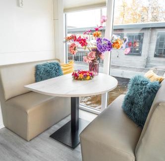 Zwartsluis Apartment | Unique new house boat near Giethoorn