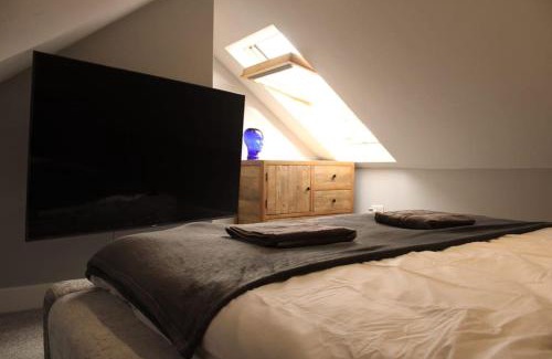 Norwich House | Unique Pet Friendly Luxury Retreat With Hot Tub