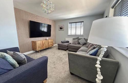 Norwich House | Unique Pet Friendly Luxury Retreat With Hot Tub