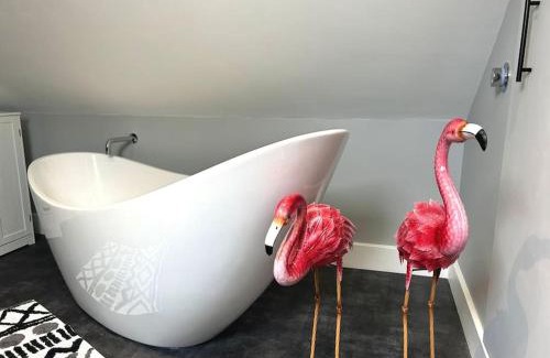 Norwich House | Unique Pet Friendly Luxury Retreat With Hot Tub