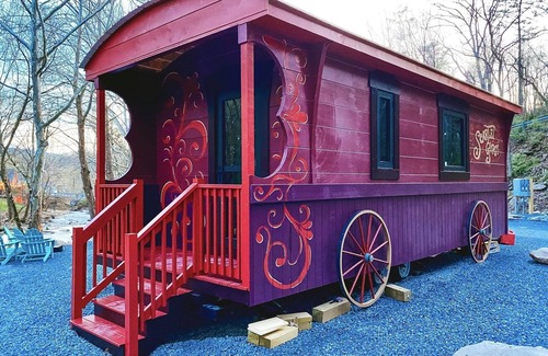 Goldbond Cottage | Unique Scarlet Gypsy at Four Fillies Lodge