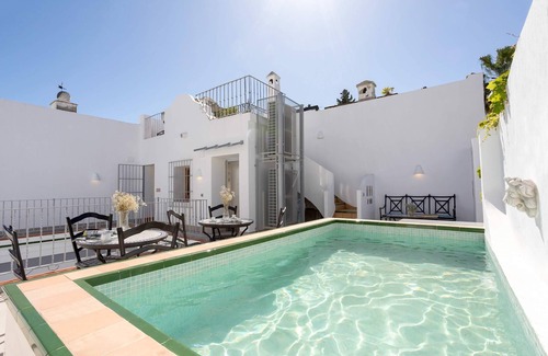 Santa Cruz Apartment | Unique Sevillian House with terrace and pool. Casa Pimienta