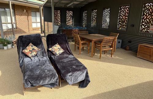Maiden Gully House | Unique Zone half house with games room & outdoor jacuzzi in Maiden Gully, Bendigo