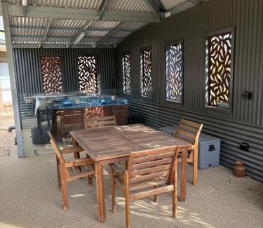 Maiden Gully House | Unique Zone half house with games room & outdoor jacuzzi in Maiden Gully, Bendigo
