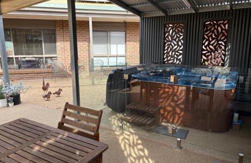 Maiden Gully House | Unique Zone half house with games room & outdoor jacuzzi in Maiden Gully, Bendigo
