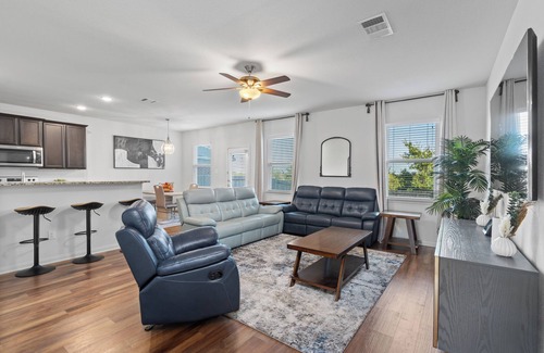 Manor House | Uniquely styled Home 20mins to Austin -COTA -TESLA