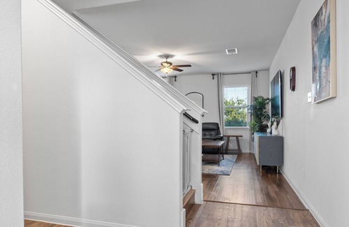 Manor House | Uniquely styled Home 20mins to Austin -COTA -TESLA