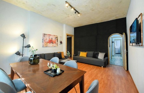 Bucharest City-Centre Apartment | Unirii Square Cozy 4BR-Apt: Modern Urban Living