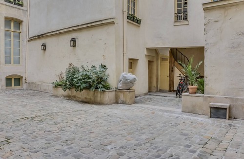 Quartier Sainte-Avoye Apartment | Unit 007 Marais Pompidou 1 bedroom 5 pax
