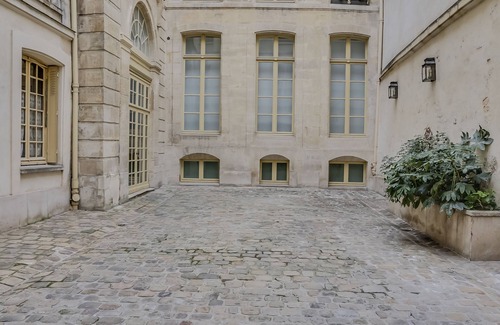 Quartier Sainte-Avoye Apartment | Unit 007 Marais Pompidou 1 bedroom 5 pax