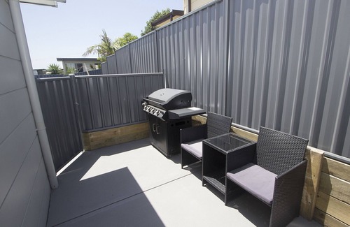 Harrington Apartment | UNIT 1. OPPOSITE THE OCEAN. BEACH .RIVER.PET FRIENDLY. 1 FREE PARKING n n