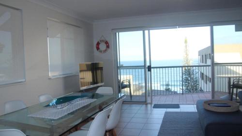 Caloundra Apartment | Unit 5 Sanctuary Shores, Kings Beach - Free Wifi!