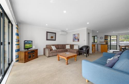 Waikawa Bay Apartment | Unit 8 Waterfront Holiday Home