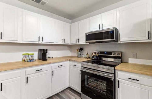 St. Edwards Apartment | Unit D Willowrun · 2 bedroom SoCo retreat | Sleeps 6 | Free PRKG