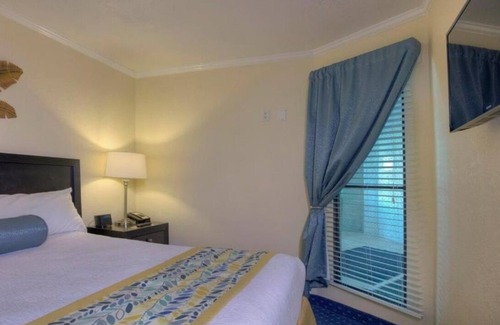 Rocky Point Hotel | Unit w/Pool View Balcony! Outdoor Pool, Parking, Near Tampa Bay History Center!