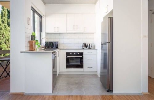 Neutral Bay Apartment | Unit With Balcony, Backyard and Parking Near Shops