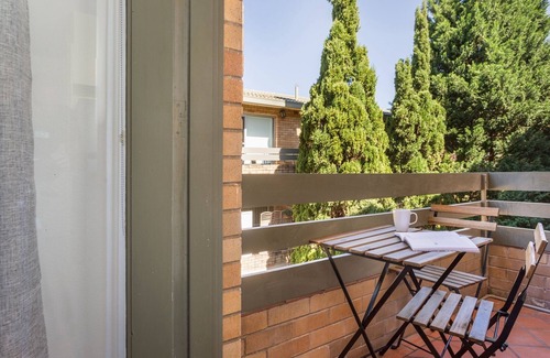 Neutral Bay Apartment | Unit With Balcony, Backyard and Parking Near Shops