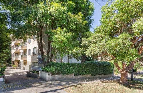 Neutral Bay Apartment | Unit With Balcony, Backyard and Parking Near Shops