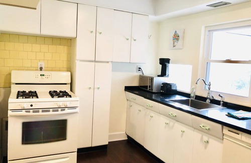 Cleveland Circle Apartment | Unit2 GR8 LOCATION mins to Longwood Medical Area, BC, BU, HarvMedSchool SPACIOUS