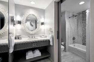 Florida Center Resort | Universal's Loews Royal Pacific Resort