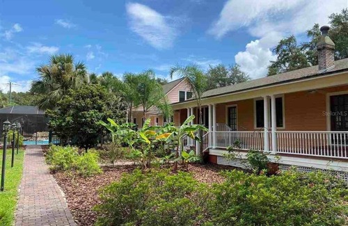 Duckpond House | University House - 8 Bedrooms - Walk to UF/Stadium