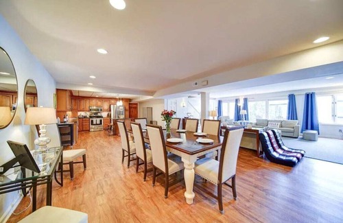Bowling Green House | UNMATCHED Lake Vibes + Private Beach +BOAT Option +Watersports +Spacious 5BR/4BA
