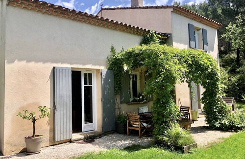 Le Tholonet Villa | Unoverlooked character house for 8 people in a pine forest in Aix-en-Provence