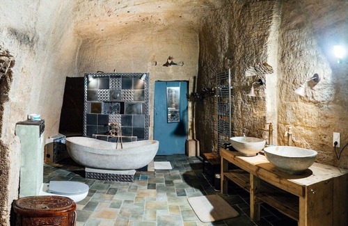 Doue-la-Fontaine Apartment | Unusual Getaway in a Troglodyte Home