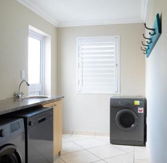 Stompneusbaai Villa | Unwind@167- Golden Mile