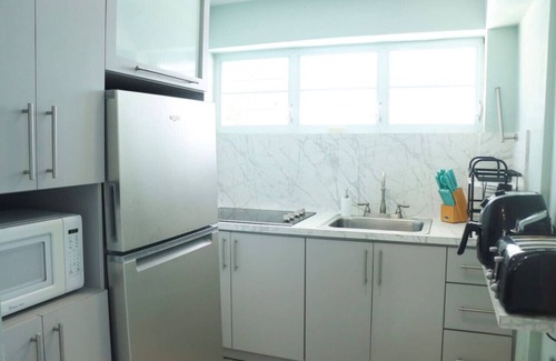 El Combate Apartment | Unwind by the Pool, 2mins to Combate Beach